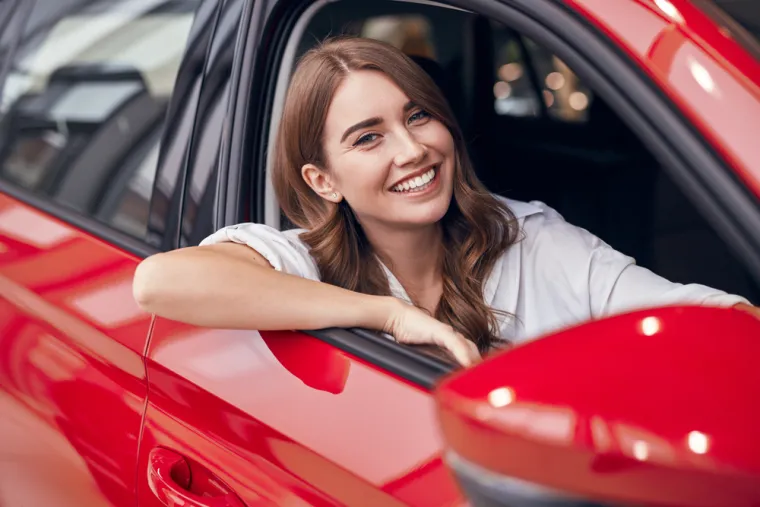 5. Otvorite prozor automobila: Dio mozga koji procesuira pamćenje često svoje asocijacije stvara na temelju mirisa. Na putu do posla vježbajte mozak tako što ćete pokušati identificirati nove mirise. Otvoren prozor automobila bit će odlična podloga za vježbu.