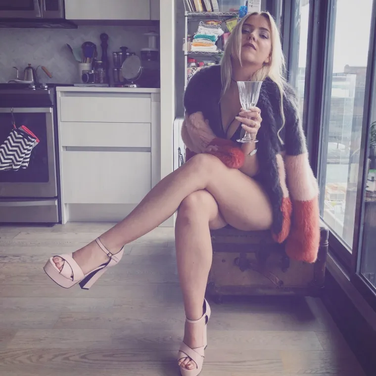 Boluje od genitalnog herpesa i pun joj je kufer stigme, više to ne skriva čak ni u opisu profila Tinderu!