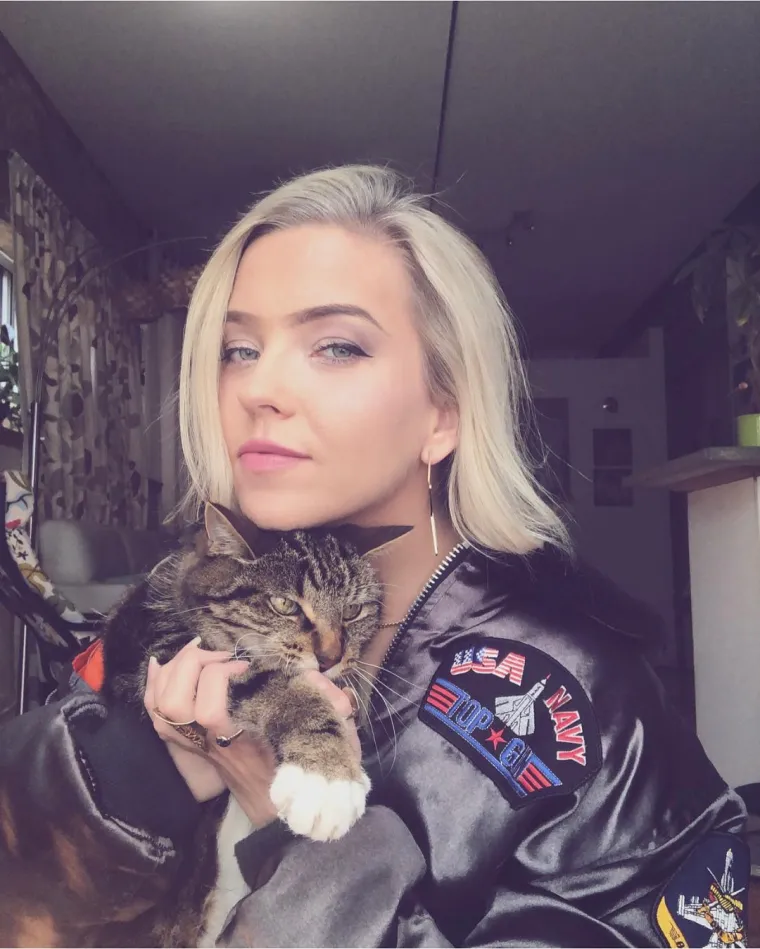 Boluje od genitalnog herpesa i pun joj je kufer stigme, vi&scaron;e to ne skriva čak ni u opisu profila Tinderu!