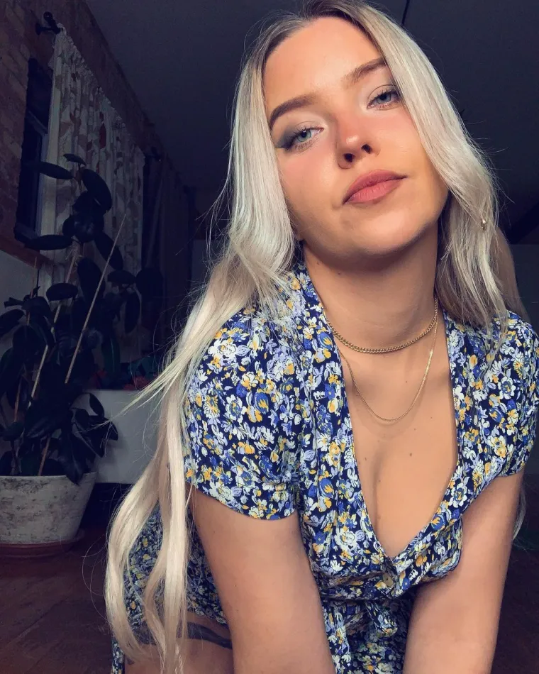 Boluje od genitalnog herpesa i pun joj je kufer stigme, vi&scaron;e to ne skriva čak ni u opisu profila Tinderu!