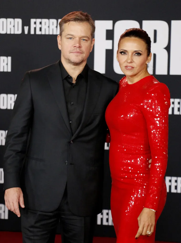 Damon je upoznao suprugu koja je bila konobarica dok je on snimao film &apos;Stuck on you&apos;. Nakon cjelodnevnog snimanja članovi ekipe su pozvali Damona na piće. &apos;Rekli su da idem s njima i na neki način su me povukli sa sobom&apos;, ispričao je Matt tijekom gostovanja kod Ellen De Generes 2011. godine. &apos;Ugledao sam je na drugoj strani prostorije i sada smo ovdje nakon osam godina s četvero djece. Ne znam kako bi nam se putevi inače sreli da se to nije dogodilo.&apos; Poanta priče? &apos;Kad ste umorni, izdržite i odite u kafić jer biste tamo mogli upoznati buduću suprugu&apos;, rekao je Damon. Par je obnovio svoje zavjete u travnju 2013. malom ceremonijom u suton na otoku St. Lucia.