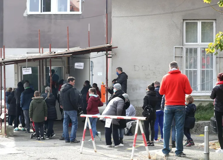 Ovo je red ispred Vinogradske bolnice u Zagrebu: Čeka se i po nekoliko sati