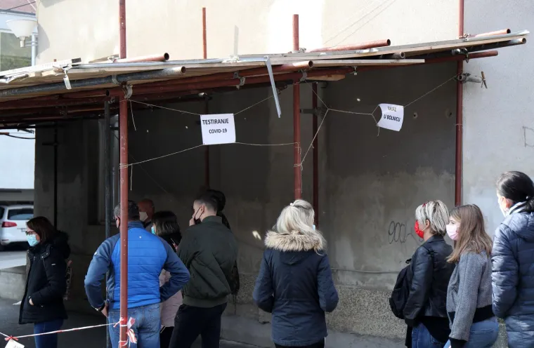 Ovo je red ispred Vinogradske bolnice u Zagrebu: Čeka se i po nekoliko sati