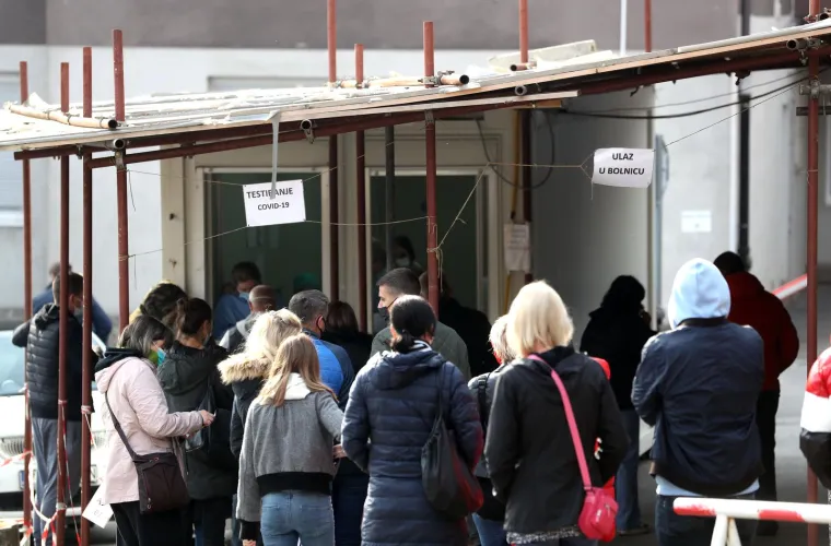 Ovo je red ispred Vinogradske bolnice u Zagrebu: Čeka se i po nekoliko sati
