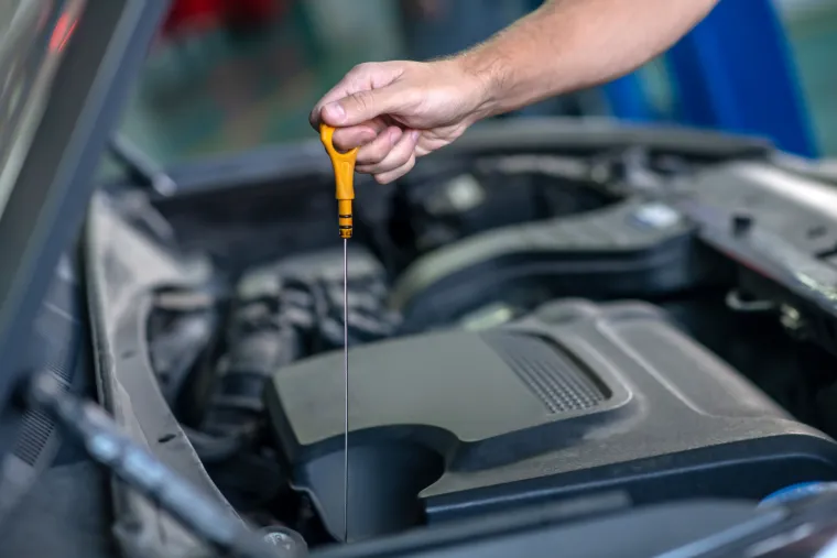 Ako je prošlo neko dulje vrijeme od kada ste promijenili ulje u motoru, dobro bi bilo da ga prije zime promijenite. Motor automobila lakše ćete pokrenuti sa svježim uljem. Zimi obično bolje funkcionira ulje niskog viskoziteta, no svakako provjerite u dokumentaciji automobila što vam savjetuje proizvođač.
