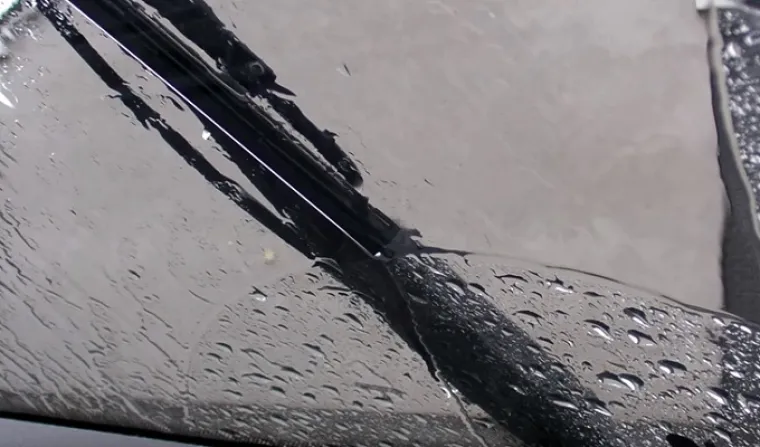 U mini-rezervoar u kojem se nalazi tekućina za pranje vjetrobranskih stakla, također dodajte sredstvo protiv smrzavanja ili kupite gotovu tekućinu za pranje vjetrobranskih stakala po zimi. Bez toga led može rasprsnuti mini-rezervoar ili pak oštetiti električnu pumpu. Također, provjerite jesu li vam brisači u dobrom stanju. Najbolje bi bilo, za svaki slučaj, promijeniti metlice brisača. Zvuči kao detalj, no o tom detalju ovisi vidljivost, a posljedično i brzina vaše reakcije.