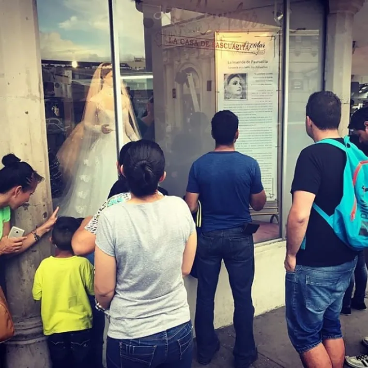 Kaže priča u nastavku, nesretna majka nikako se nije mogla pomiriti s njezinom tragičnom sudbinom, pa ja svoju ljubav dala balzamirati kako bi svakoga dana mogla biti uz nju i gledati je.