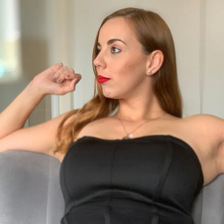 Na pitanje nije li problematično to što je majka, Vista Wife je odgovorila da nije jedini roditelj u tom svijetu, te je naglasila da zapravo većina njezinih dosadašnjih partnera ima iza sebe potomstvo.