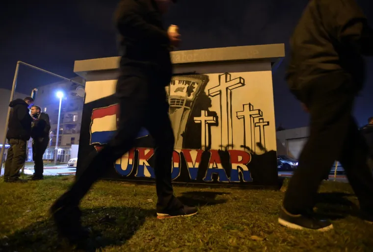 Ispred precrtanih murala posvećenih Vukovaru okupili su se i branitelji i nezadovoljni građani, a okupili su se i Bad Blue Boysi