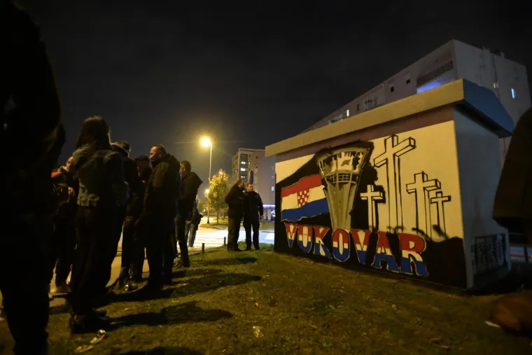 Ispred precrtanih murala posvećenih Vukovaru okupili su se i branitelji i nezadovoljni građani, a okupili su se i Bad Blue Boysi