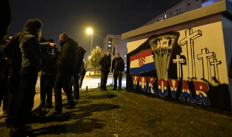 Ispred precrtanih murala posvećenih Vukovaru okupili su se i branitelji i nezadovoljni građani, a okupili su se i Bad Blue Boysi