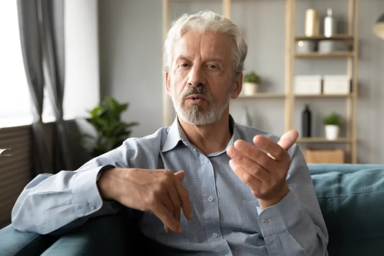 4. Otežan ili nejasan govor: Jo&scaron; jedan očiti simptom moždanog udara je ako netko iznenada ima pote&scaron;koća s govorom ili sastavljanjem suvislih rečenica. Promatrači to često obja&scaron;njavaju kao gledanje bespomoćne osobe koja poku&scaron;ava razgovarati ili izrazom iznenadne zbunjenosti na licu pacijenta. Osoba koja doživi moždani udar može zanijemiti, imati problema sa sastavljanjem riječi u rečenicu ili jednostavno problema s usredotočenjem na govor. Govor se može znatno pobolj&scaron;ati u prvih nekoliko mjeseci nakon moždanog udara. Američka udruga za moždani udar identificira tri poremećaja govora koji se mogu pojaviti nakon moždanog udara: afazija (pote&scaron;koće ili nemogućnost kori&scaron;tenja ili razumijevanja riječi), apraksija (pote&scaron;koće u pokretanju ili izvr&scaron;avanju pokreta potrebnih za govor, unatoč tome &scaron;to su fizički sposobni) i oralna apraksija (pote&scaron;koće pomicanja mi&scaron;ića usana, grla, mekog nepca i grla za stvari osim govora, kao &scaron;to je osmijeh). Postoje sveobuhvatni tretmani koji pomažu preživjelima da povrate sposobnost normalnog govora.