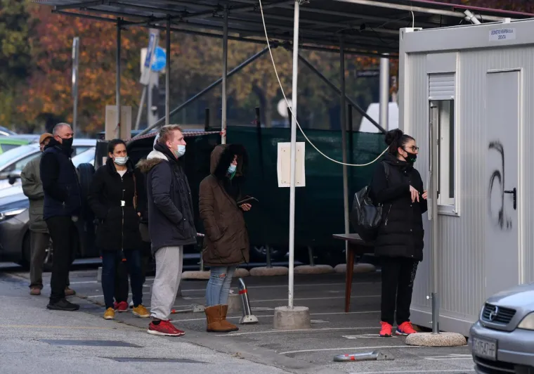 Redovi za testiranje na covid-19 u zagrebačkim Domovima zdravlja