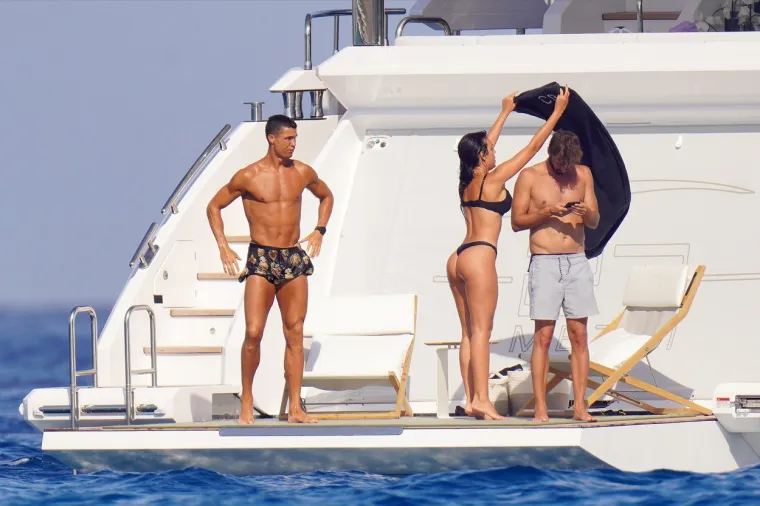 Nije ovo prvi put, Ronaldo inače voli krstariti sa svojim brodom, a već nekoliko godina u nizu s njim je i njegova zgodna partnerica.