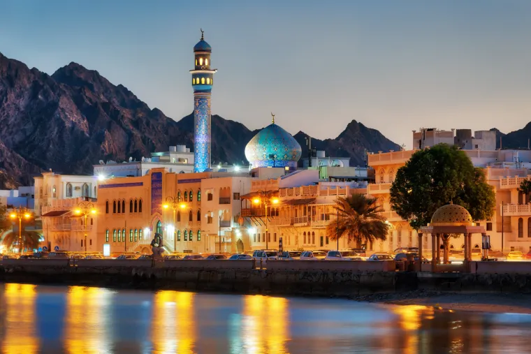 7. Oman: Norveška nije jedina država s fjordovima. Naime, u Musandamu u Omanu, koji graniči s Hormuškim tjesnacem, planine dosežu visinu od 2000 metara i stvaraju spektakularnu pozadinu.
Ali to nije sve što Oman može ponuditi. Na istom putovanju možete vidjeti i &quot;Praznu četvrt&quot;, pustinjsko prostranstvo u kojem se spajaju Oman, Jemen, Saudijska Arabija i Ujedinjeni Arapski Emirati.