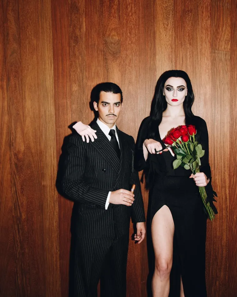 Joe Jonas i Sophie Turner kao Morticia i Gomez Addams