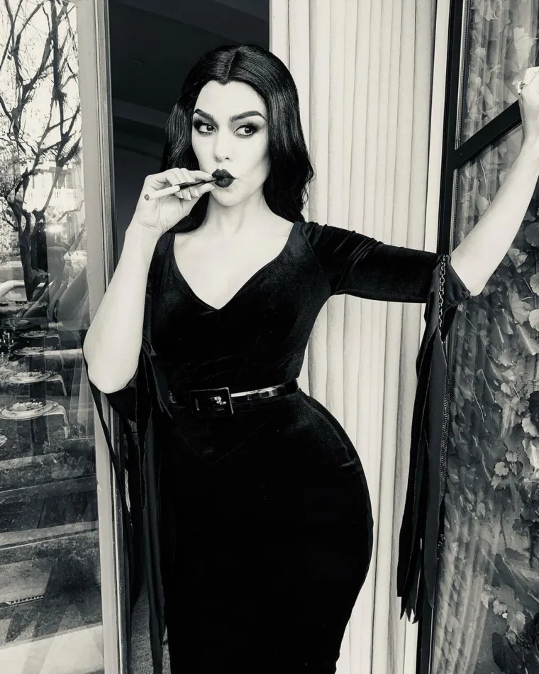 Kourtney Kardashian kao Morticia Addams