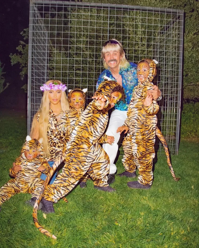 Kim Kardashian, Jonathan Cheban i djeca kao Carole Baskin, Joe Exotic i tigrovi