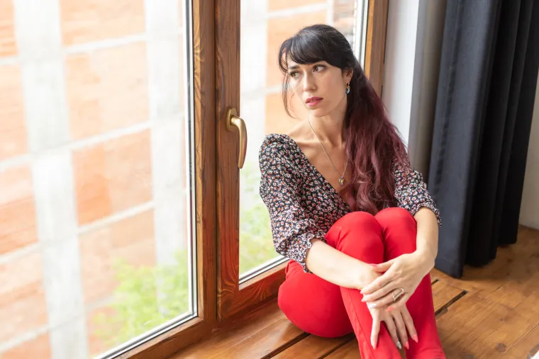 6. Bez želje za druženjem: Ako ste izgubili motivaciju za bavljenje stvarima koje vas zanimaju, ili hobije, kako je hladnoća nastupila, to može biti znak tuge, dok smanjena želja da idete i vidite prijatelje i obitelj također može značiti da imate to stanje.