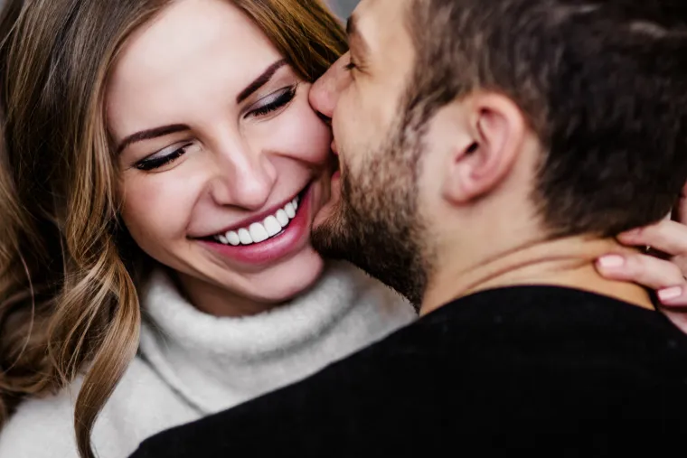 Prvotna strast ne traje dugo, ali to ne znači da dugotrajna ljubav nije moguća. Kažu da ljubav nije samo osjećaj nego i izbor koji radite svakoga dana. Za dobru vezu se treba mnogo truditi i ponekad ju je teško održati.