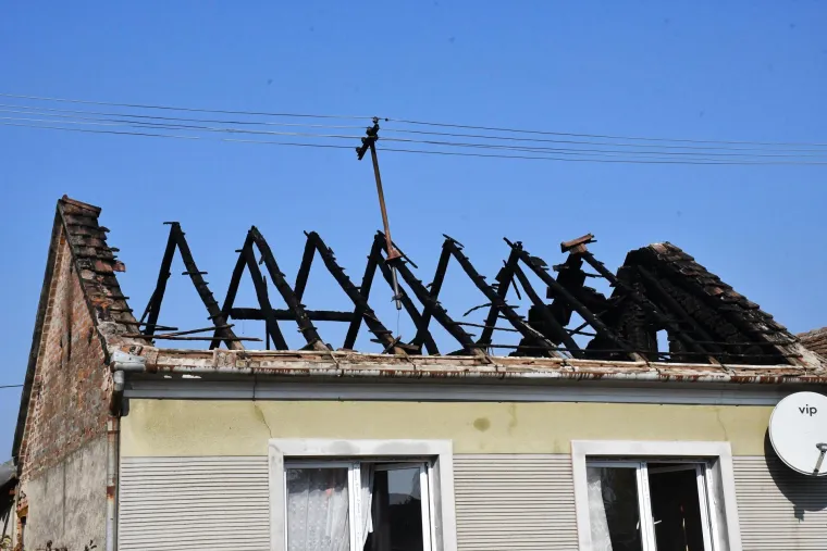 Osmeročlana obitelj u požaru je izgubila sve: Roditelji i &scaron;estero djece ostali su bez krova nad glavom