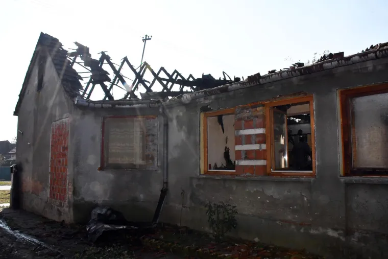 Osmeročlana obitelj u požaru je izgubila sve: Roditelji i &scaron;estero djece ostali su bez krova nad glavom