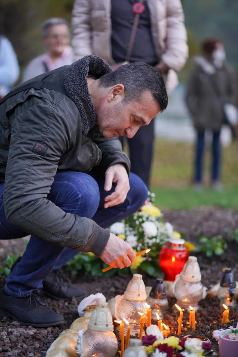 David je smrtno stradao u Banjoj Luci pod nerazjašnjenim okolnostima, a Davidov otac tvrdi da vlasti Republike Srpske sustavno zataškavaju istinu o njegovom ubojstvu.