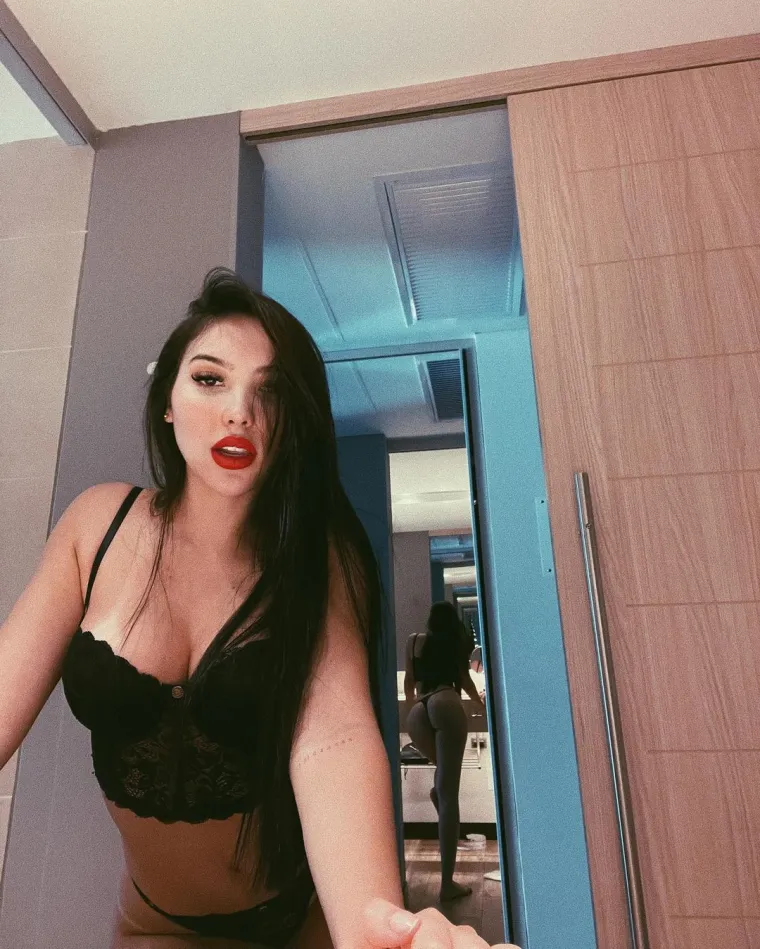 
Oboje su se pro&scaron;log utorka ispred suda izjasnili kao nedužni, no uspije li tužiteljstvo dokazati da su bili upleteni u spektakularni bijeg, najvjerojatnije će na jako puno godina zavr&scaron;iti iza re&scaron;etaka (njoj prijeti čak 21 godina zatvora!). 