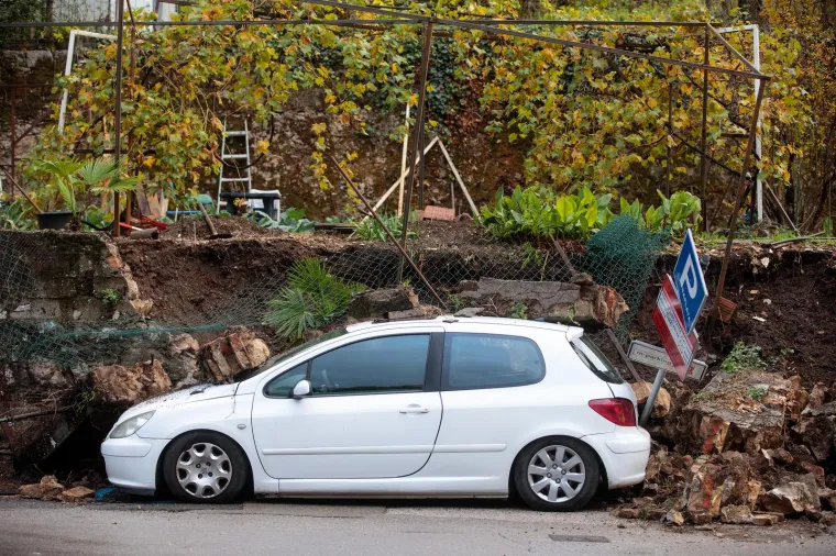 Zid i zemlja sru&scaron;ili se na aute na gradskom parkirali&scaron;tu u sredi&scaron;tu Rijeke