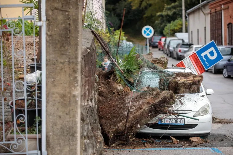 Zid i zemlja sru&scaron;ili se na aute na gradskom parkirali&scaron;tu u sredi&scaron;tu Rijeke