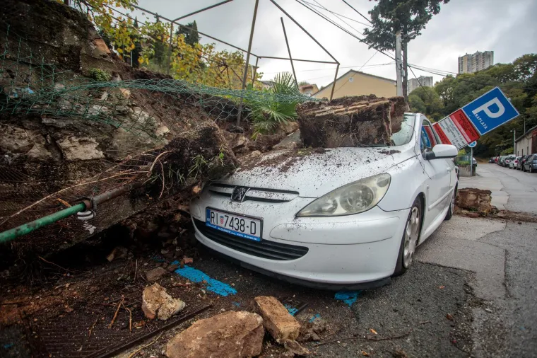 Zid i zemlja sru&scaron;ili se na aute na gradskom parkirali&scaron;tu u sredi&scaron;tu Rijeke