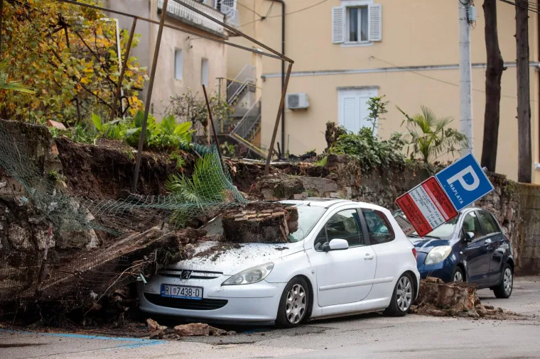 Zid i zemlja sru&scaron;ili se na aute na gradskom parkirali&scaron;tu u sredi&scaron;tu Rijeke