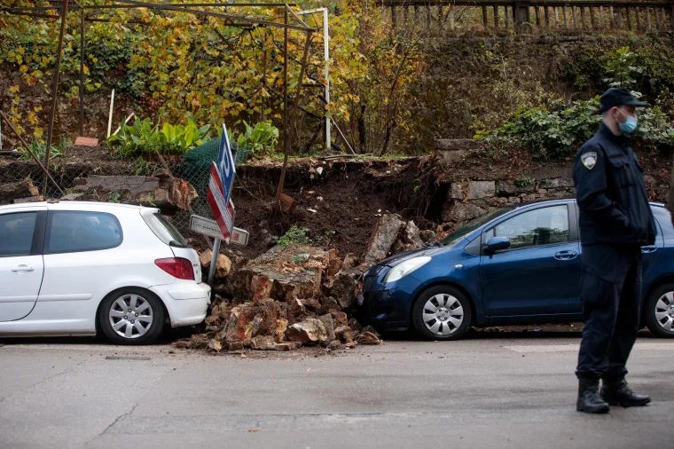 Zid i zemlja sru&scaron;ili se na aute na gradskom parkirali&scaron;tu u sredi&scaron;tu Rijeke