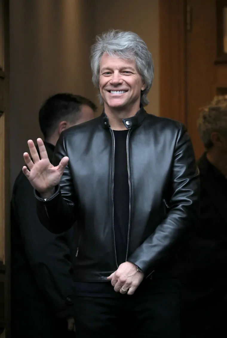 Jon Bon Jovi pozitivan je na koronavirus, zbog čega je otkazao nedeljni koncert u Miami Beachu. Bon Jovijev predstavnik za Variety je rekao da se glazbenik osjeća dobro te da se ranije i cijepio. Naime, s bendom je trebao održati koncert povodom Noći vještica. Netom prije nastupa, na pozornicu se popeo Jonov brat Matt i posjetiteljima koncerta rekao da je pjevač pozitivan na koronu.