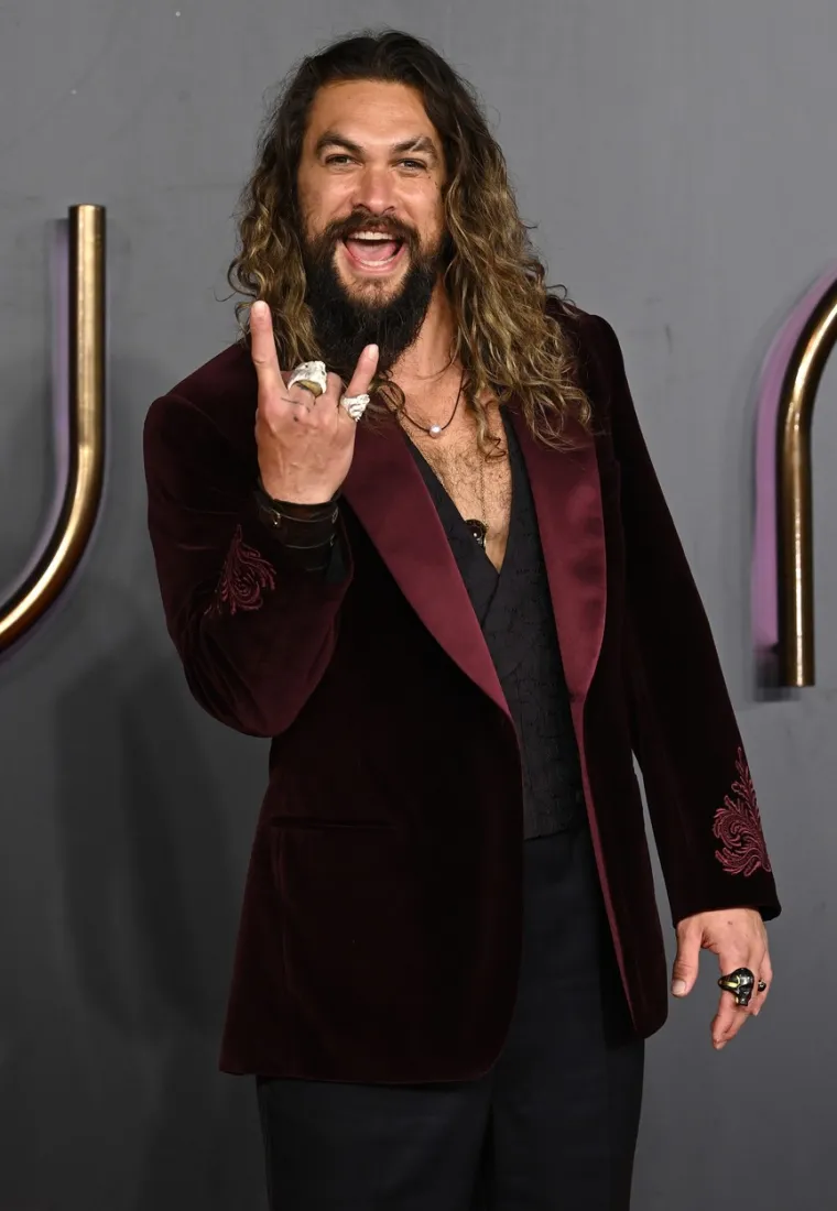 Holivudski glumac Jason Momoa se zarazio na  setu filma Aquaman and the Lost Kingdom u Londonu, a trenutno je u izolaciji u svojoj luksuznoj vili. &quot;Jason je, srećom, dobro i trenutno je u izolaciji jer je dobio pozitivan test na koronu. No ovo stvara glavobolju vodećim ljudima na filmskom setu jer su zabrinuti zbog odgode snimanja, koje je ionako trebalo biti odrađeno u kratkome roku&quot;, rekao je izvor za The Sun.