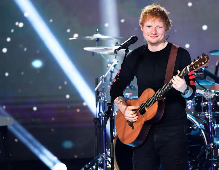 Britanski pop pjevač Ed Sheeran na društvenim mrežama je u listopadu objavio da je pozitivan na covid 19 te da će intervjue i nastupe odraditi iz svog doma dok je u samoizolaciji.