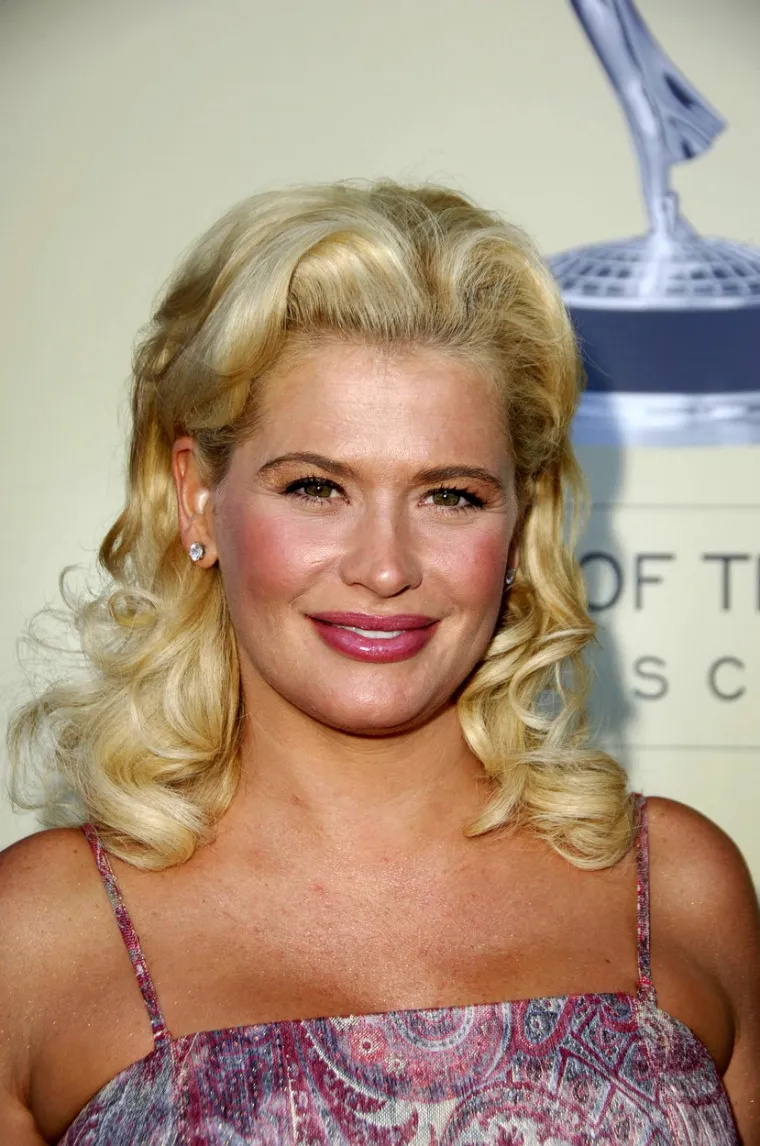 Glumica Kristy Swanson,  najpoznatija po ulozi u filmu &quot;Buffy, ubojica vampira&quot; iz 1992. godine, na društvenim mrežama je otkrila da je završila u bolnici zbog komplikacija s koronavirusom. Pratitelje je zamolila da mole za nju, a trenutačno je u bolnici u New Jerseyju, gdje se liječi od upale pluća te je završila na respiratoru.