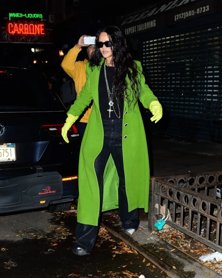 Rihanna je sinoć iza&scaron;la na večeru i druženje, a za tu je priliku odabrala kričavo zeleni kaput koji valjda samo ona može tako isfurati.