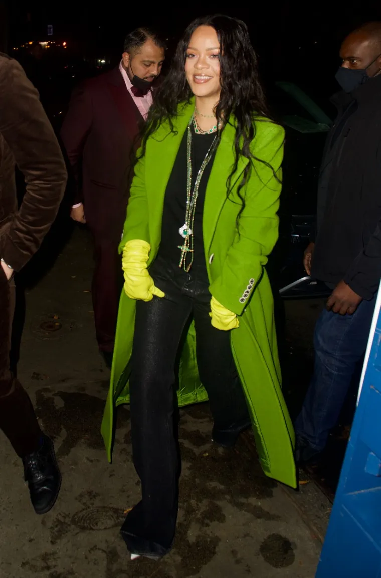 Dlanove je sakrila u ne&scaron;to svjetliju nijansu kožnih rukavica, a oči sakrila velikim sunčanim naočalama te se spremno uputila na zabavu.