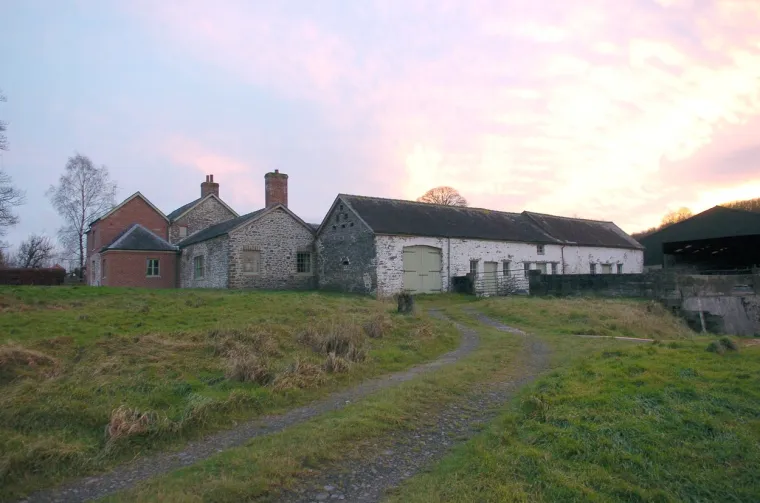 Kraljevsko imanje i Llwynywermodu nalazi se u seocetu Myddfai u Carmanthenshireu u blizini predivnih Brecons Beaconsa. 