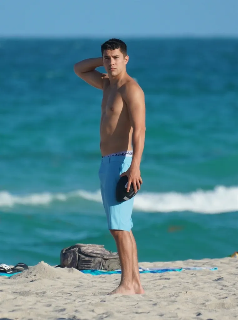 Pjevač Austin Mahone pridružio se Instagramu u listopadu, a to je popratio s vrlo vrućom fotografijom.