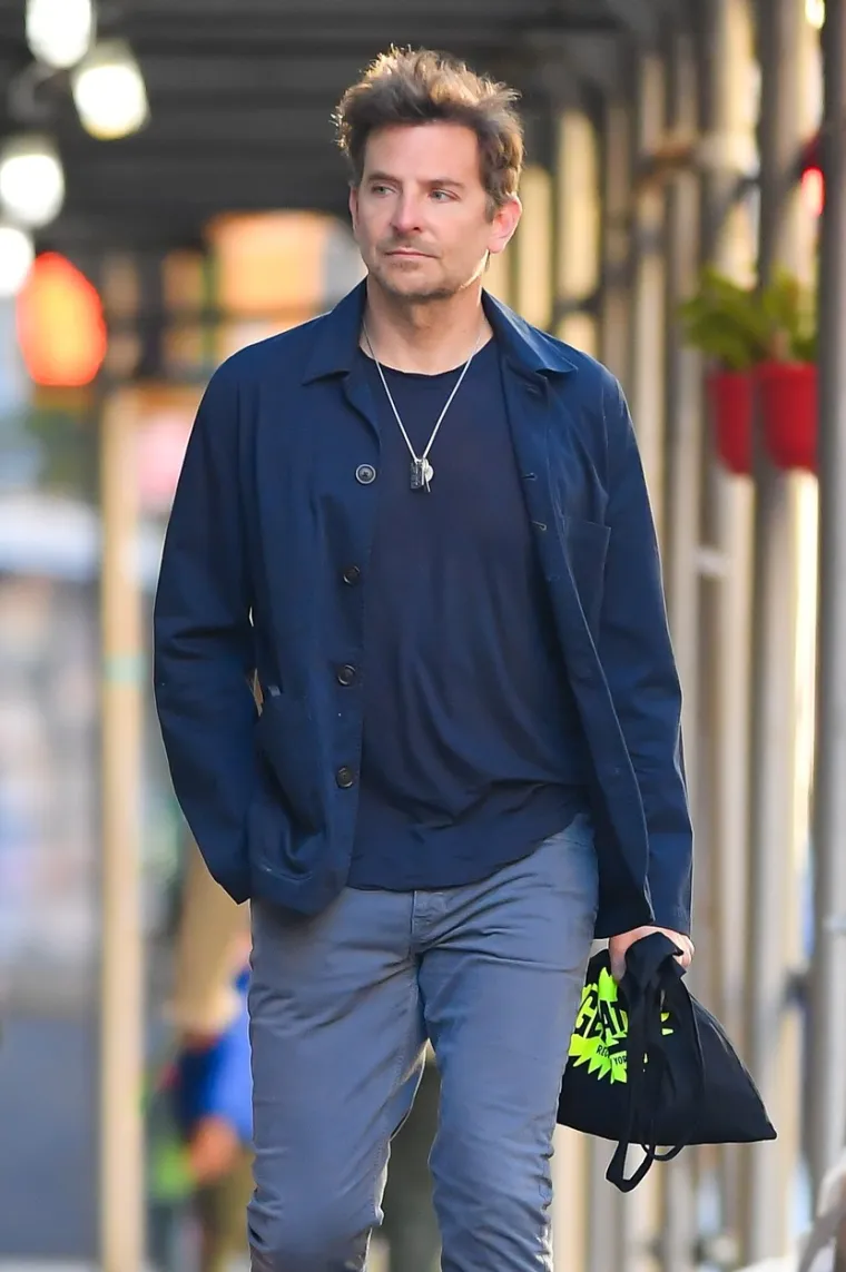 Bradley Cooper zabrinuo fanove tijekom šetnje New Yorkom: Zvijezdu 'Mamurluka' je teško prepoznati