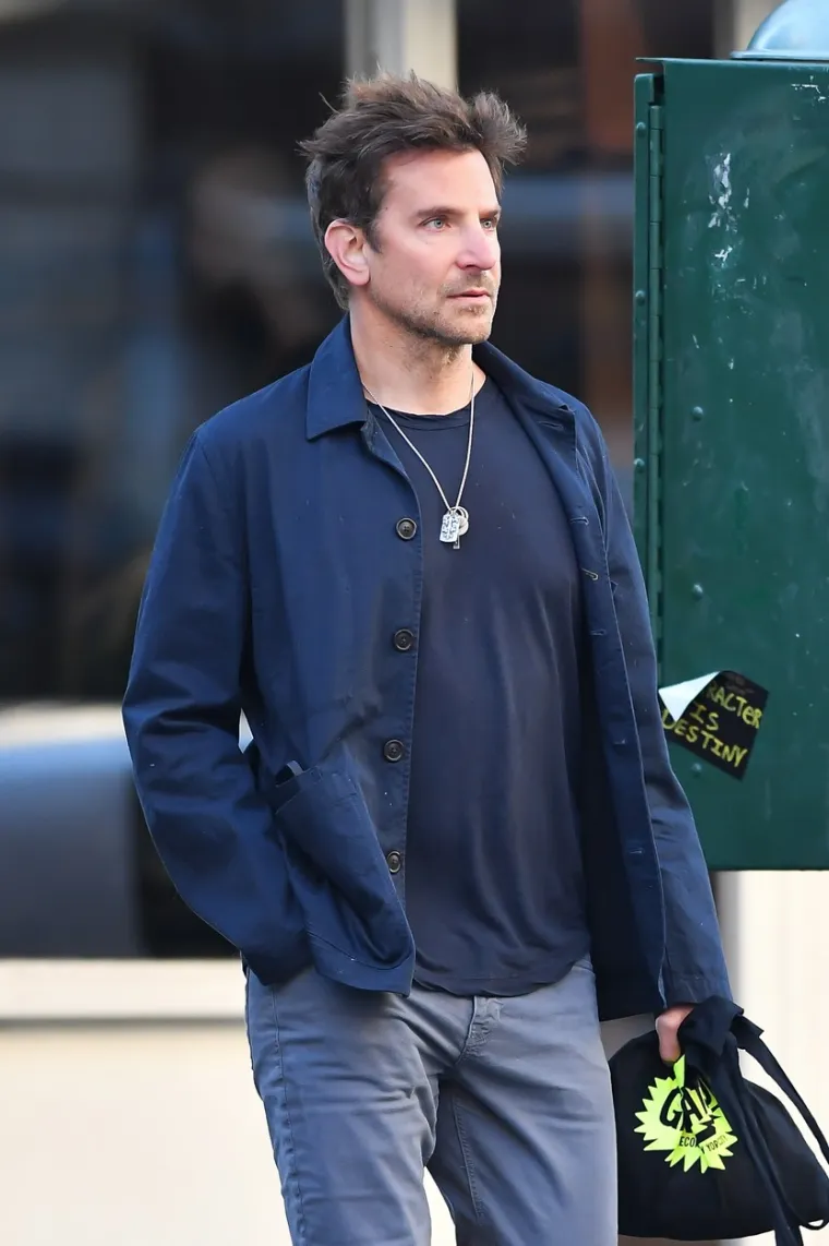 Bradley Cooper zabrinuo fanove tijekom šetnje New Yorkom: Zvijezdu 'Mamurluka' je teško prepoznati