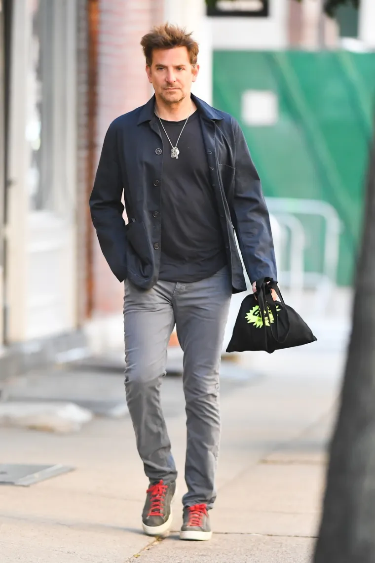 Bradley Cooper zabrinuo fanove tijekom šetnje New Yorkom: Zvijezdu 'Mamurluka' je teško prepoznati