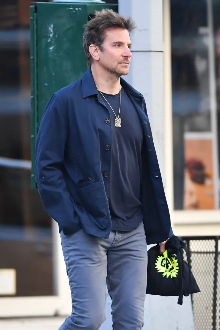 Bradley Cooper zabrinuo fanove tijekom šetnje New Yorkom: Zvijezdu 'Mamurluka' je teško prepoznati