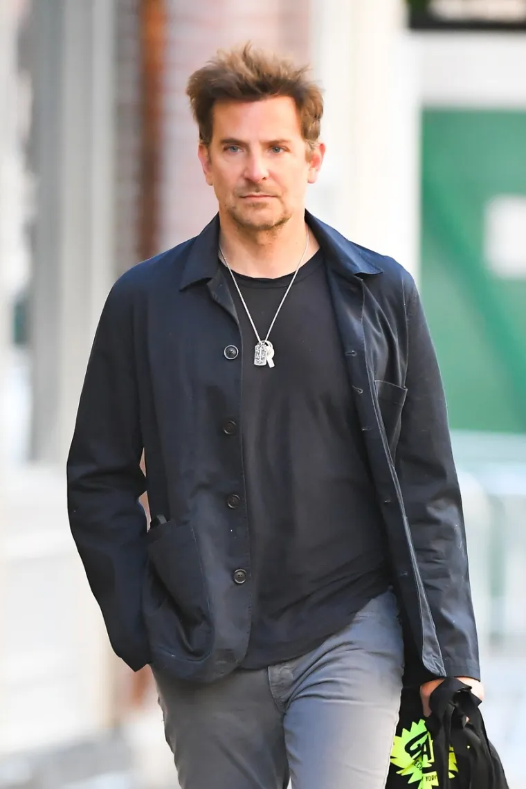 Bradley Cooper zabrinuo fanove tijekom šetnje New Yorkom: Zvijezdu 'Mamurluka' je teško prepoznati