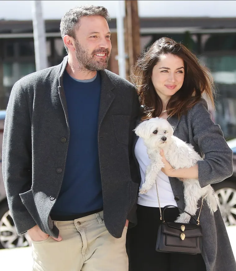 Ana i Affleck upoznali su se 2019. na snimanju filma Deep Water, a romansa je ubrzo postala javna. Par je često viđen zajedno, od romantičnih šetnji do obiteljskih okupljanja s Affleckovom djecom. Međutim, početkom 2021. godine odlučili su krenuti odvojenim putevima, navodno zbog različitih životnih prioriteta.