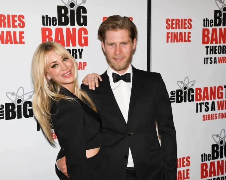 Karl Cook i Kaley Cuoco