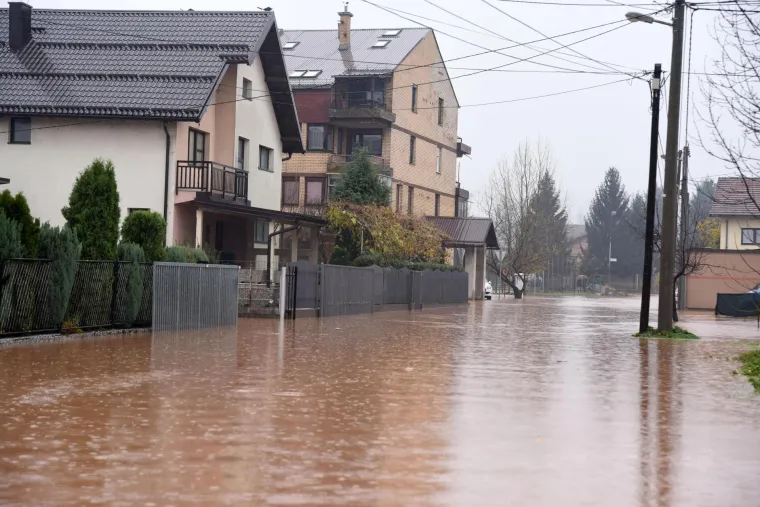 Katastrofa u Sarajevu! Dio grada je pod vodom i bez struje, Miljacka prijeti izlijevanjem iz korita