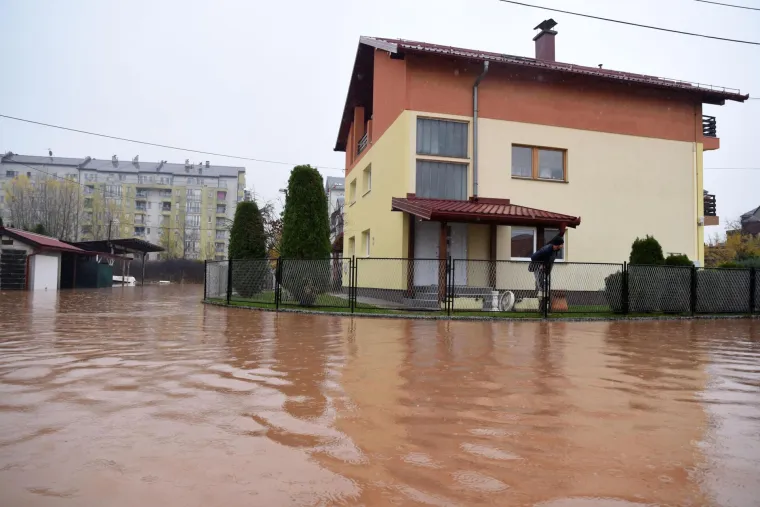 Katastrofa u Sarajevu! Dio grada je pod vodom i bez struje, Miljacka prijeti izlijevanjem iz korita
